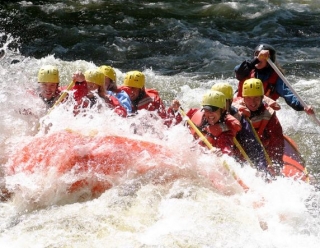  Rafting en un río tormentoso 